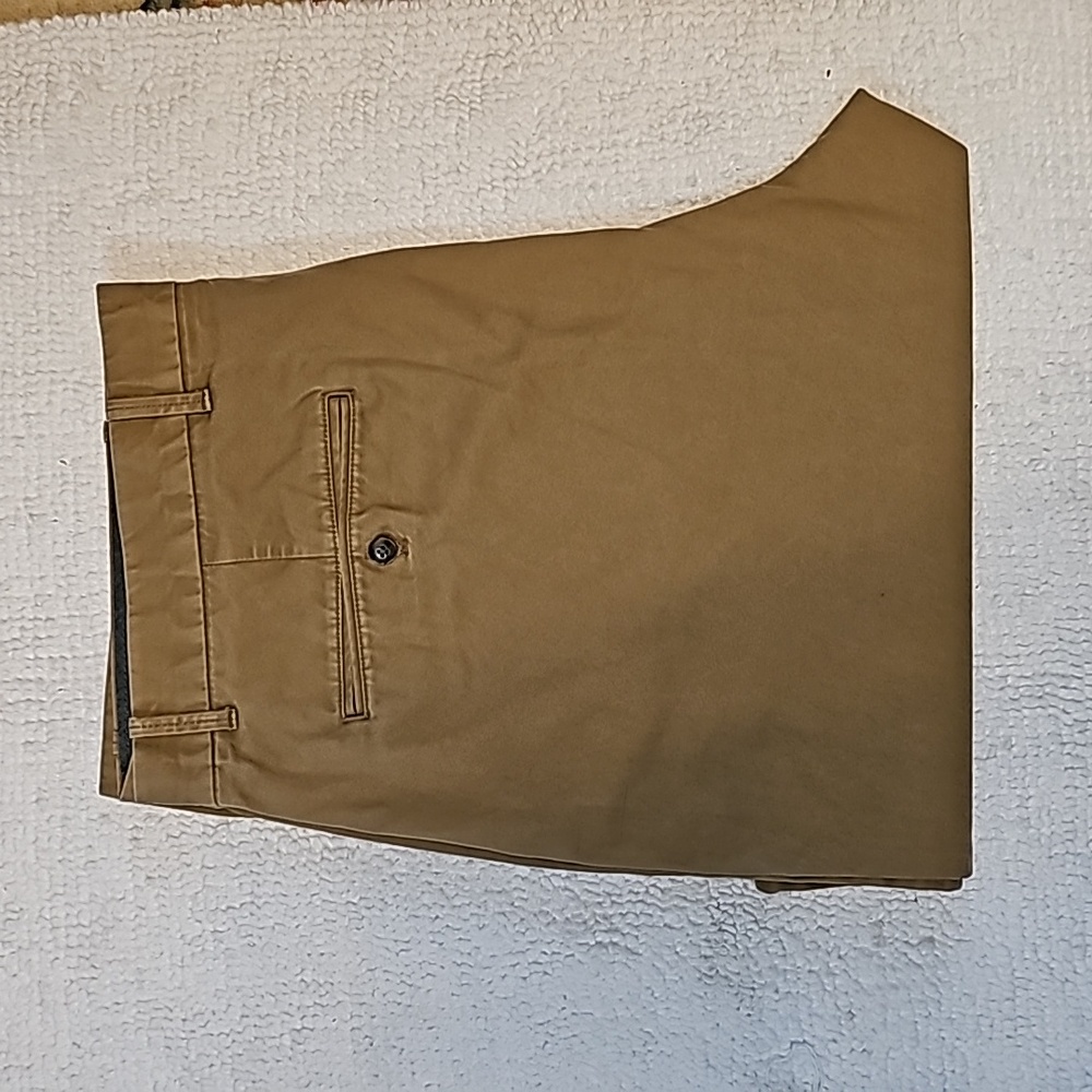 Gap pants in Excellent (like new) condition men's Size 40x32 in dark beige